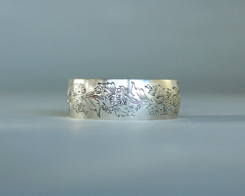 Silver bracelet with chrysanthemum flowers