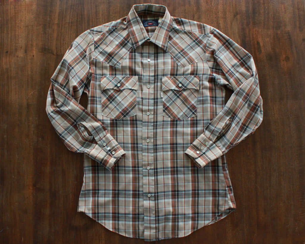 Lightweight plaid shirt with pearl snaps by Levi's size medium