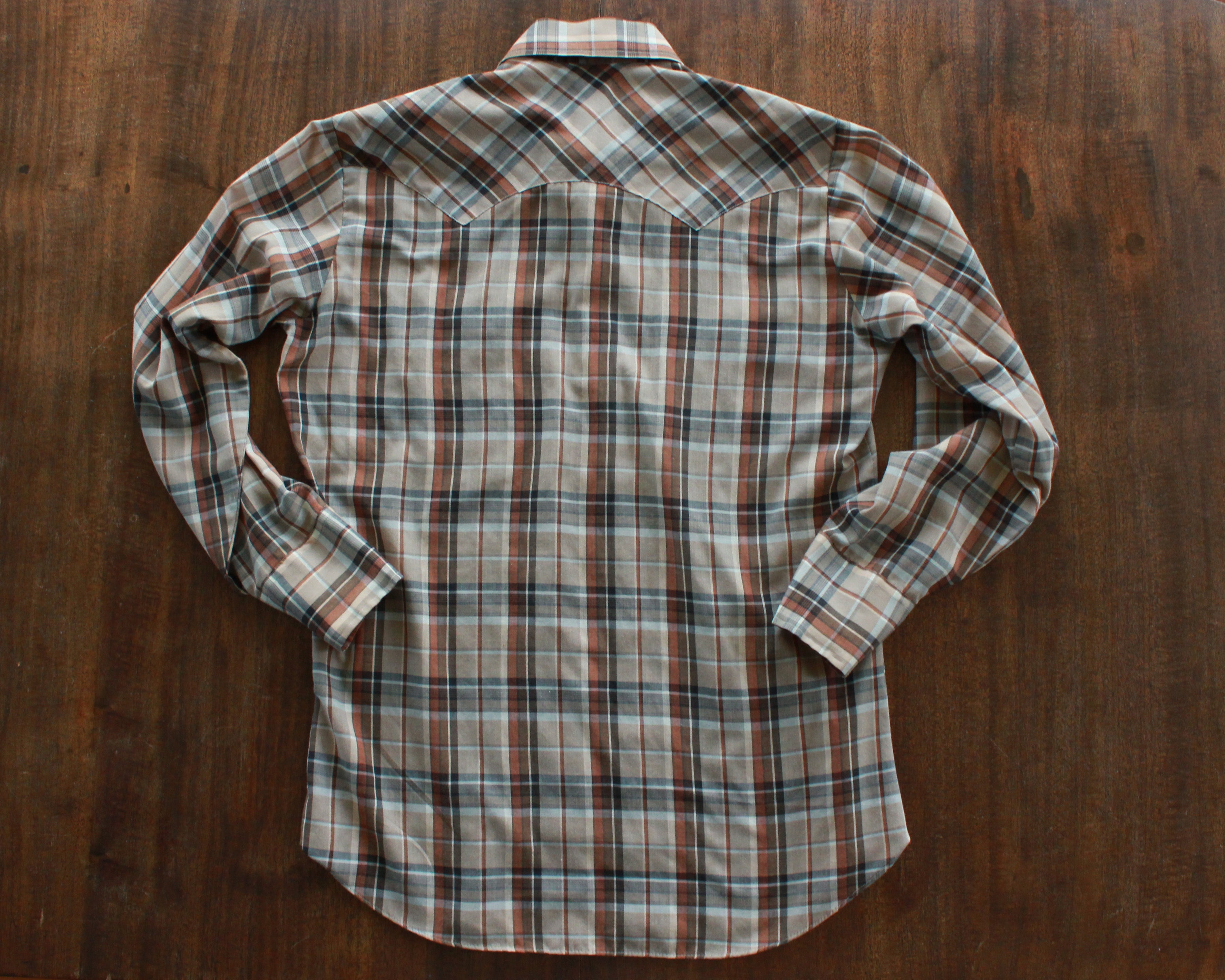 Lightweight plaid shirt with pearl snaps by Levi's size medium