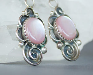 Mother of pearl swirl earrings pink 